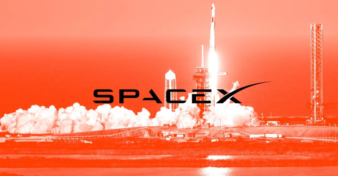 Logotipo da SpaceX ao lado de smartphone com ícone Starlink, sobre mapa dos EUA destacando espectro low‑band