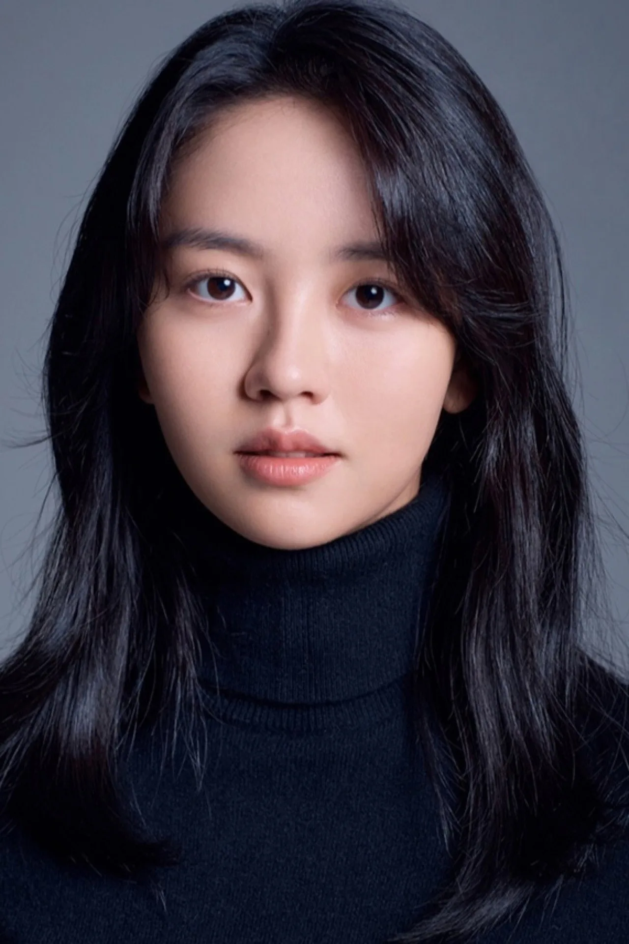 Song Kang e Kim So Hyun vestindo roupas esportivas, segurando garrafas d'água e fazendo alongamento em parque