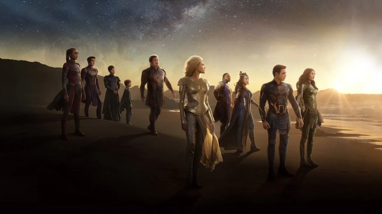 Atleta vestindo camiseta da Marvel faz agachamento segurando pipoca e poster de Eternals ao