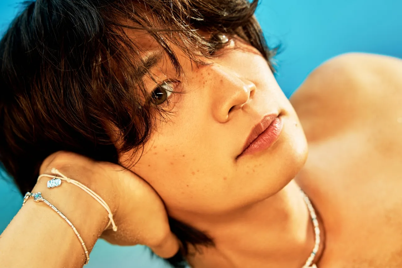 Minho posa segurando o mini‑álbum “Make it hot”, com a capa colorida ao fundo e destaque para 75.235 cópias vendidas