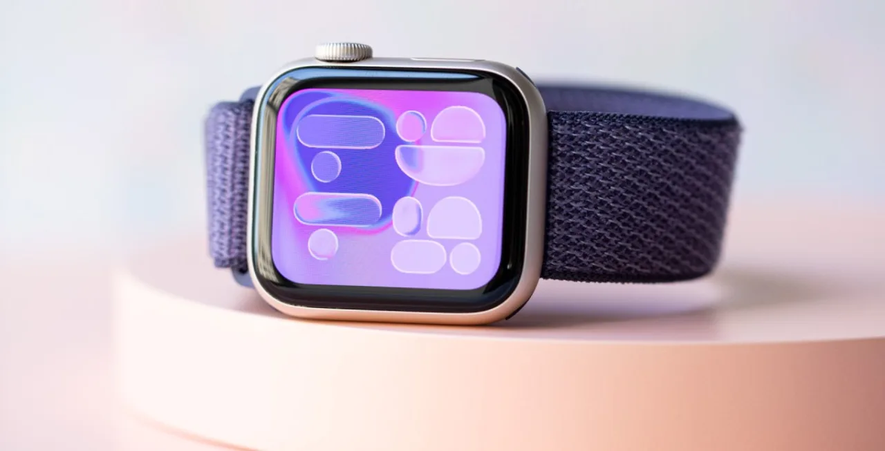 Relógio Apple Watch SE 3 na mão de pessoa correndo, exibindo tela com batimentos e métricas de treino