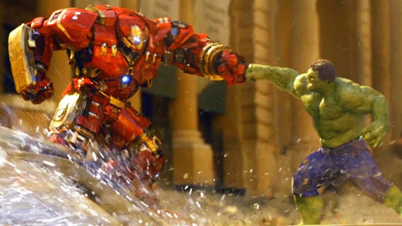 Atleta musculoso faz supino com barra verde, lembrando o Hulk, enquanto segura um shake de proteína de erva