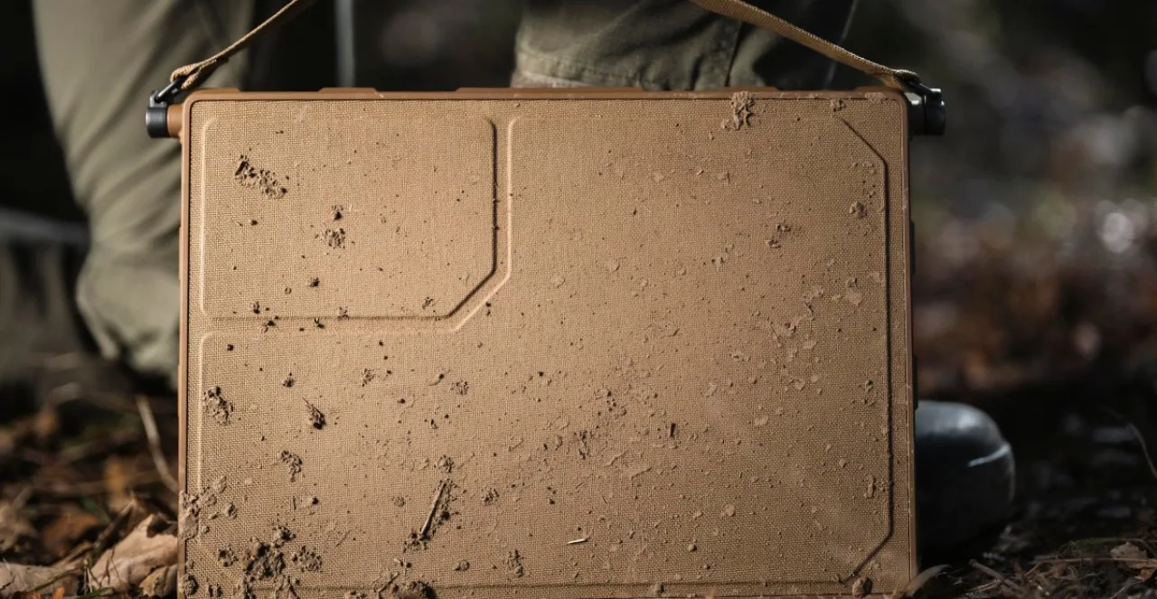 Logos da Anduril e Qualcomm sobre o laptop BlueChip com inscrição "Made in USA
