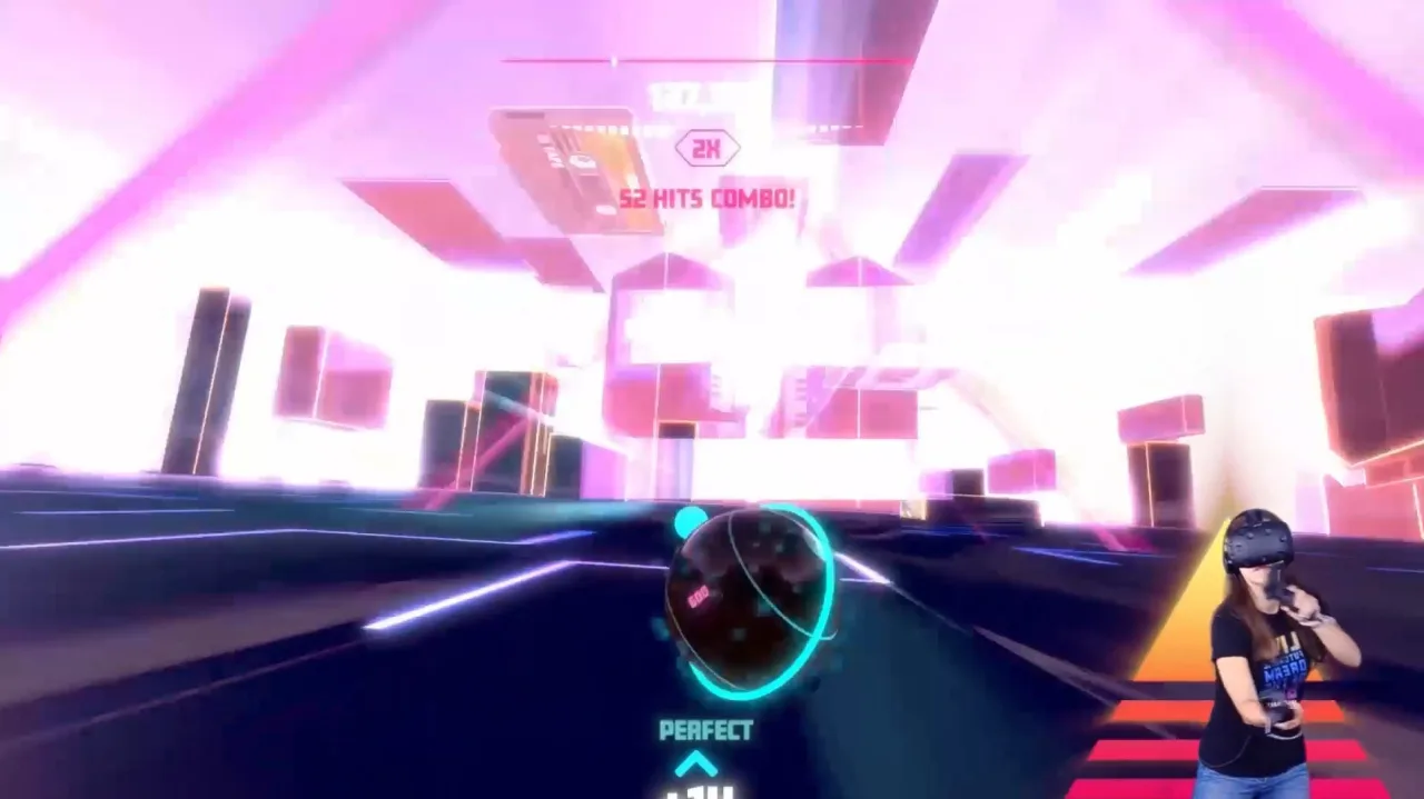Jovem usando headset PSVR2, suando, segurando controles enquanto toca música de Linkin Park