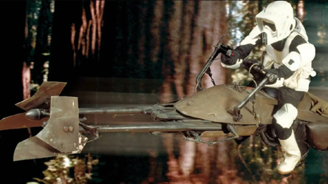 Speeder Bike 1984 da Kenner, em vermelho e preto, ao lado do logo da Heritage Auctions e do emblema de Star Wars