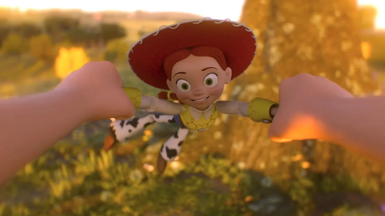 Jovem fazendo agachamento ao lado de um console Disney+ e bonecos do Toy Story na sala