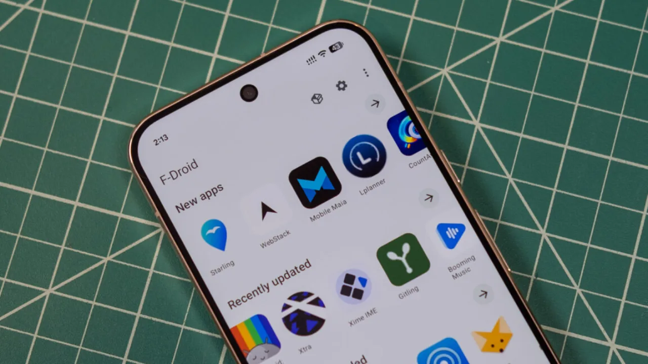 Tela de smartphone exibindo a nova interface do F-Droid 2.0 com ícones coloridos e categorias reorganizadas