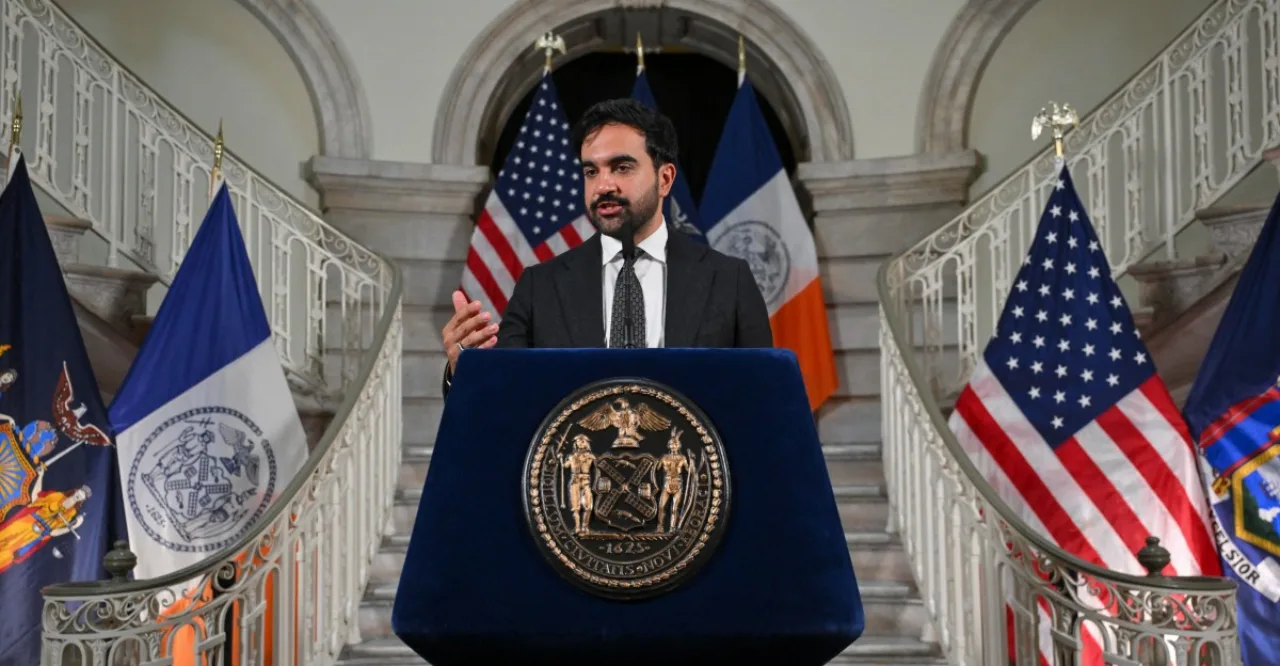 Tela de laptop mostra página de assinatura com botão grande ‘Cancel subscription’ ao fundo o skyline de Nova‑York