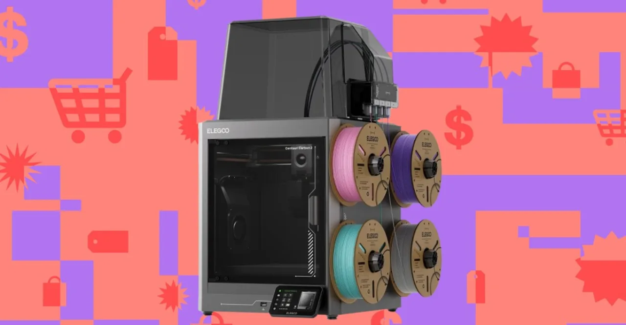 Impressora 3D Elegoo Centauri Carbon 2 Combo com quatro rolos de filamento e logo da marca ao fundo