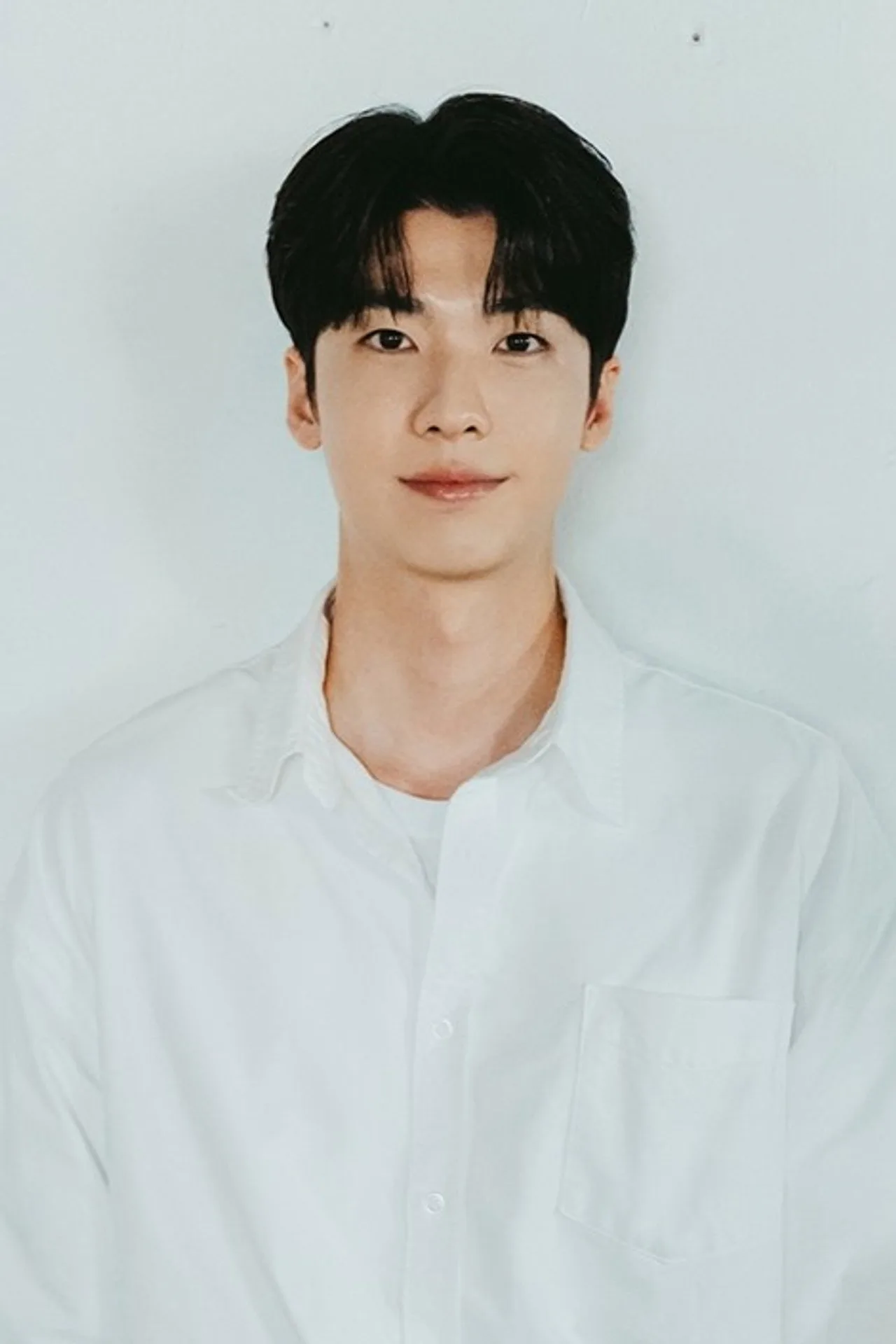 Lee Jun Hyuk e equipe vestindo ternos, segurando halteres coloridos, sorrindo ao lado de uma caixa de suco detox