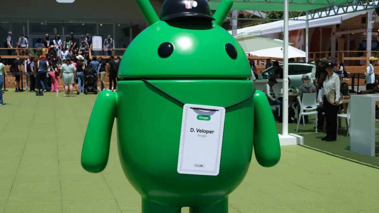 Pessoa correndo ao ar livre usando smartwatch Pixel com tela exibindo métricas de frequência cardíaca