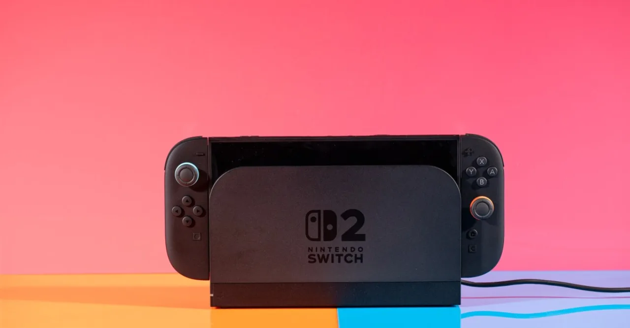 Console Nintendo Switch 2 conectado ao dock, exibindo a tela da TV com ícone de VRR ativado