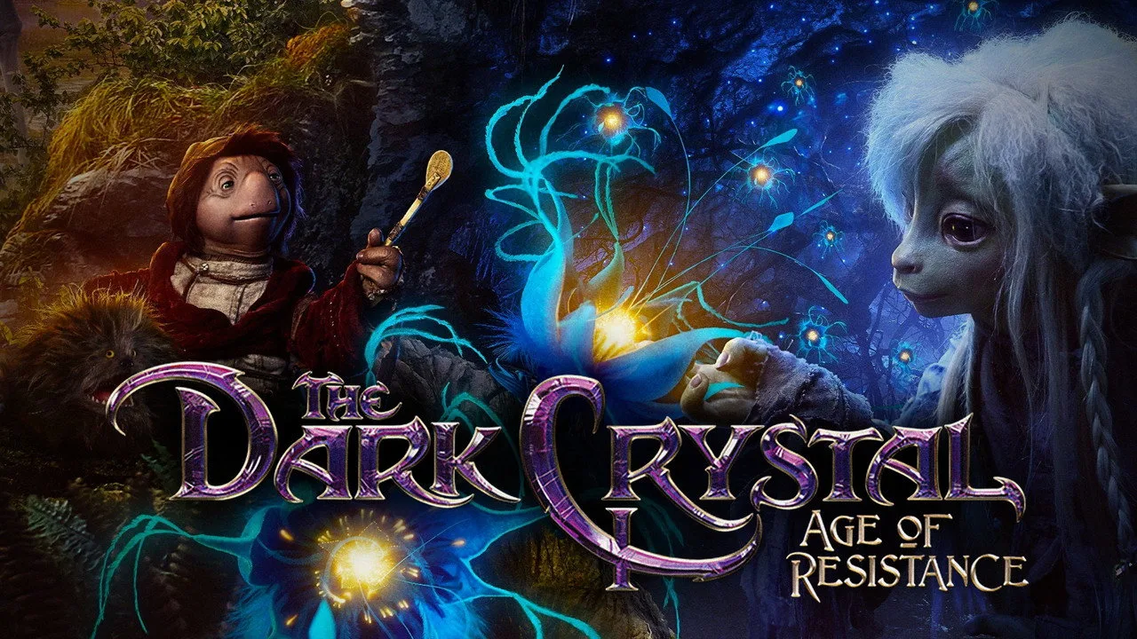 Atleta correndo ao ar livre, segurando um pôster de The Dark Crystal, suando e focado