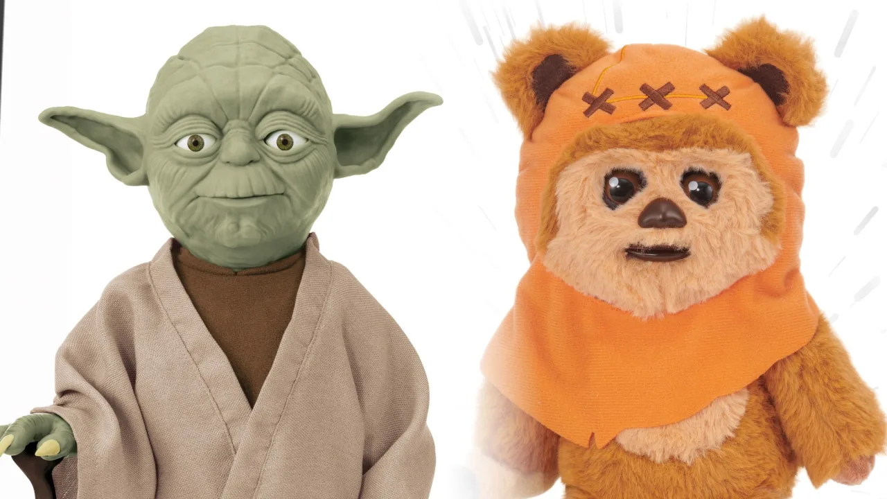 Mãos exercitando a coordenação motora ao manipular o Yoda Puppetronic, destacando texturas e olhos realistas