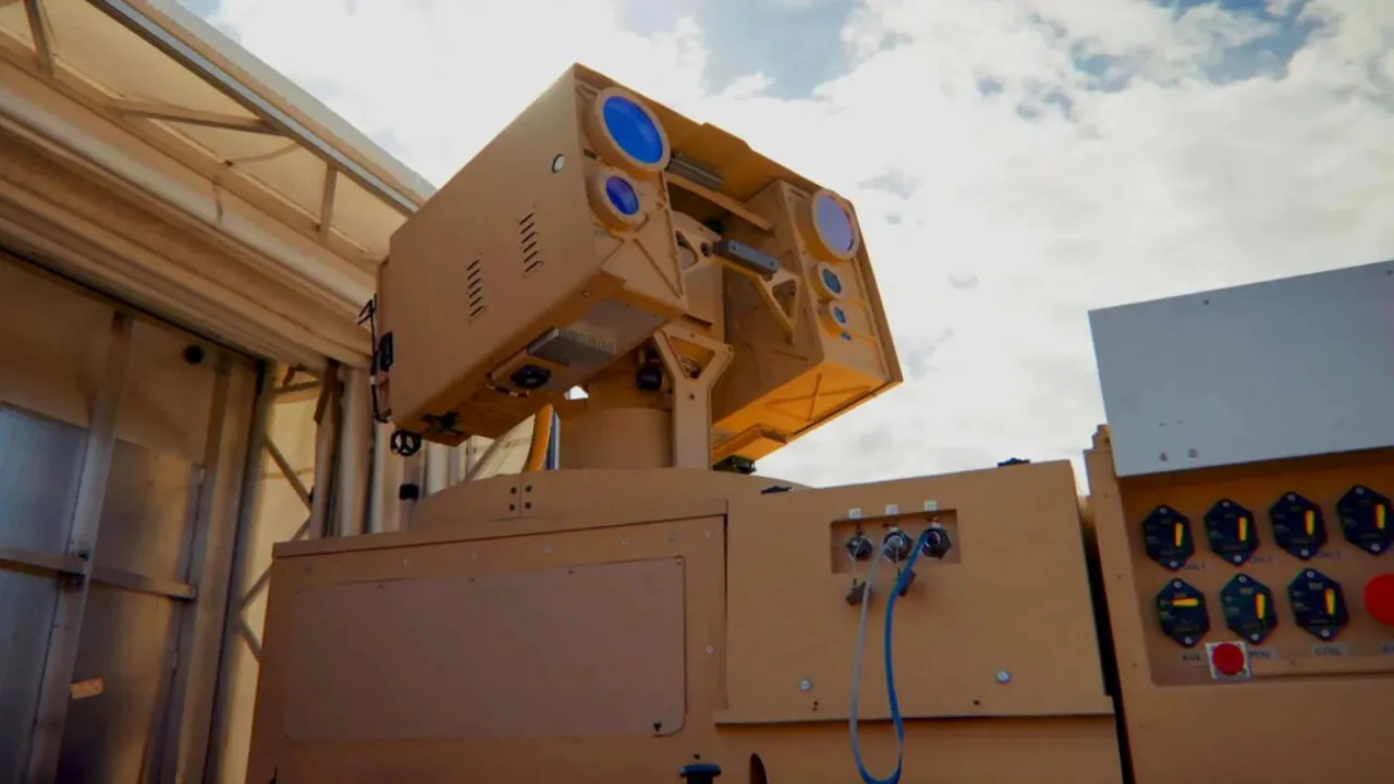 Soldado em uniforme faz flexões ao lado de veículo militar com laser de 20 kW