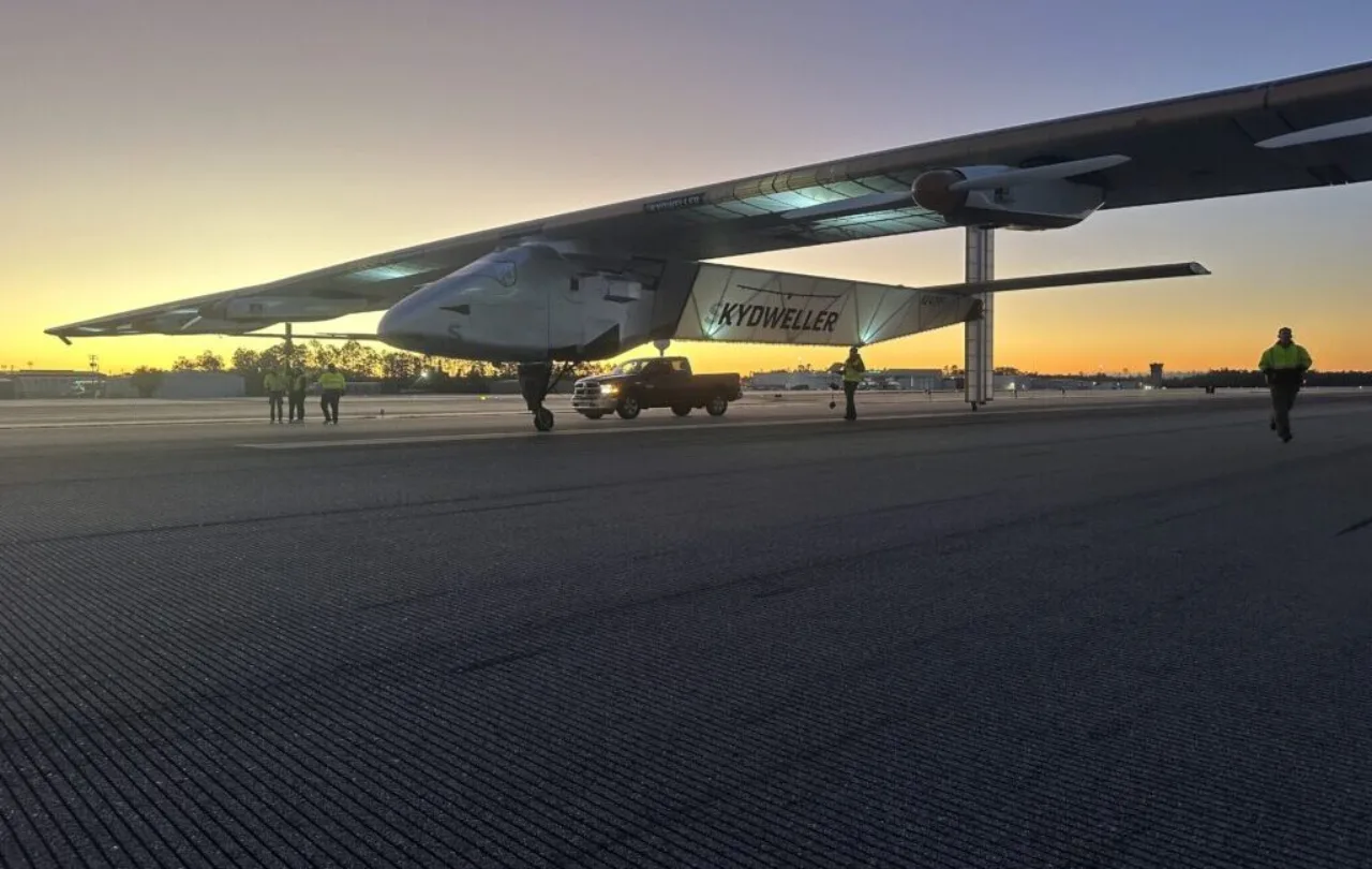 Drone Skydweller com asas de 72 metros e painéis solares sobrevoando o oceano Atlântico sob luz solar intensa