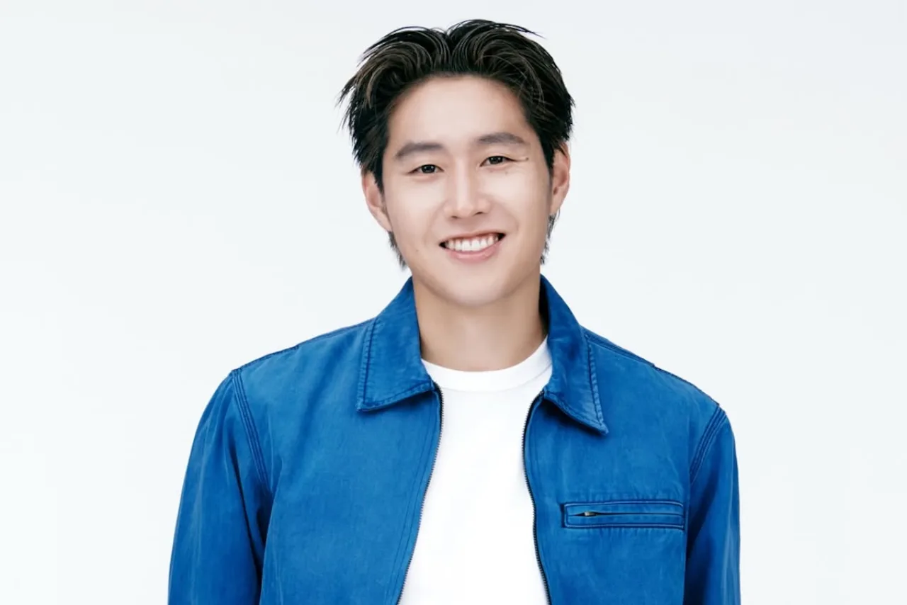 Lee Kang In segurando um contrato, vestindo roupa casual, ao lado de uma bola de futebol e um smartwatch