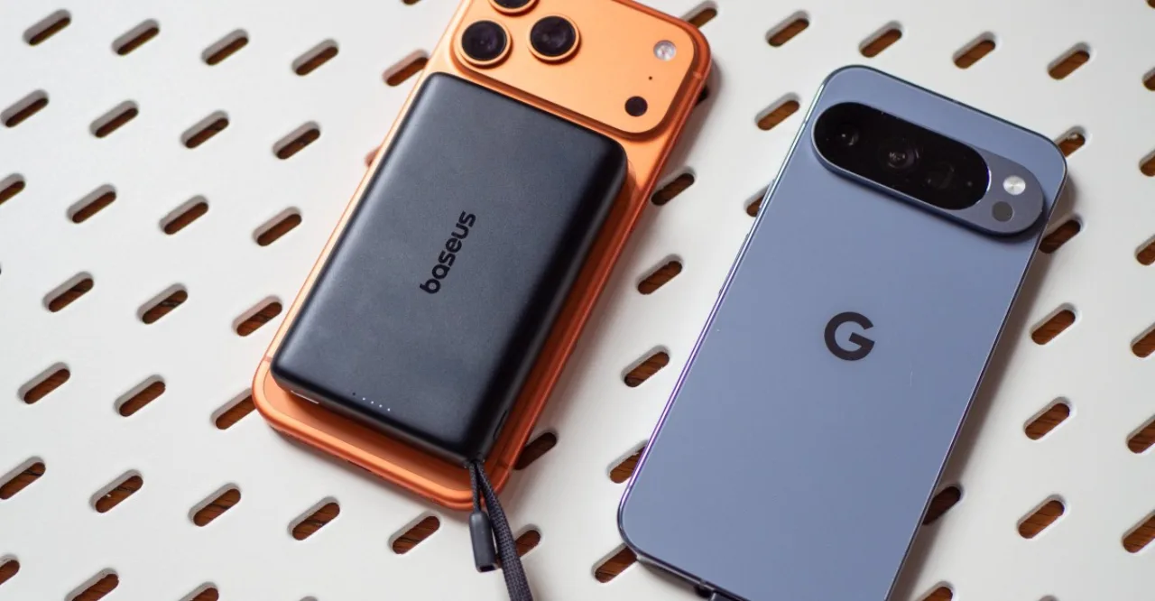 Corredor usando fone, segurando o power bank Baseus AM52 preso ao peito, ao lado de garrafa d'água e smartwatch