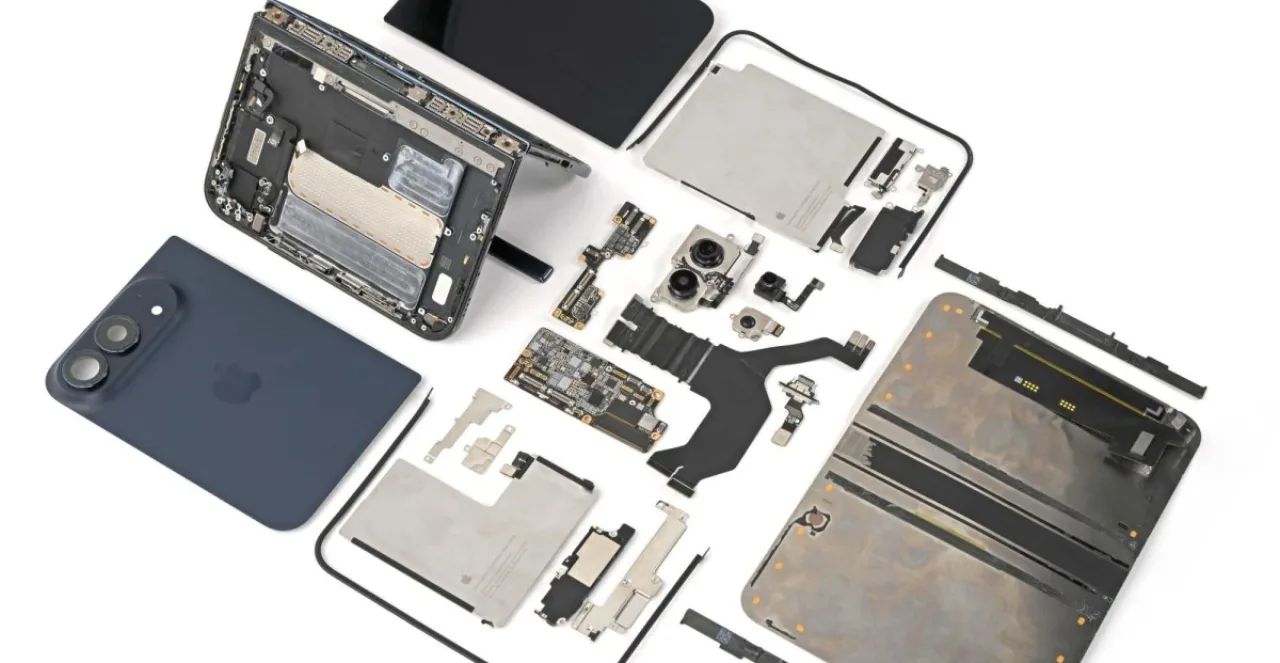 iPhone Duo aberto revela a dobradiça interna da tela, com ferramentas da iFixit ao lado