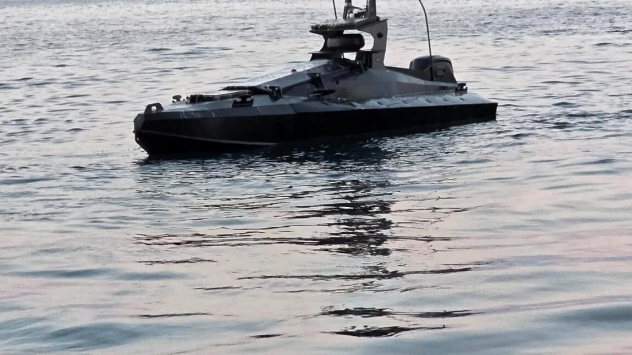 Soldado em uniformes faz flexão na plataforma Neptun Deep, com capacete, colete salva‑vidas e mar ao fundo