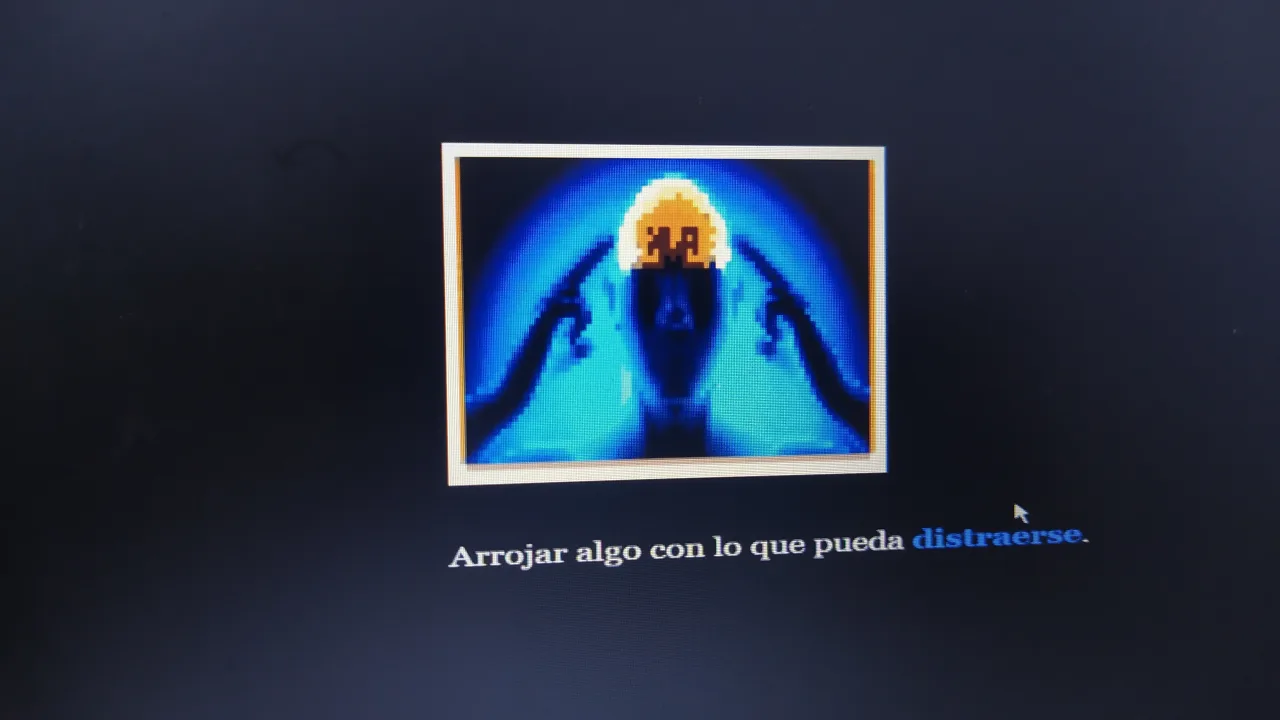 Pessoa em roupa esportiva fazendo agachamento com halteres ao lado de um laptop aberto mostrando gráficos de desempenho