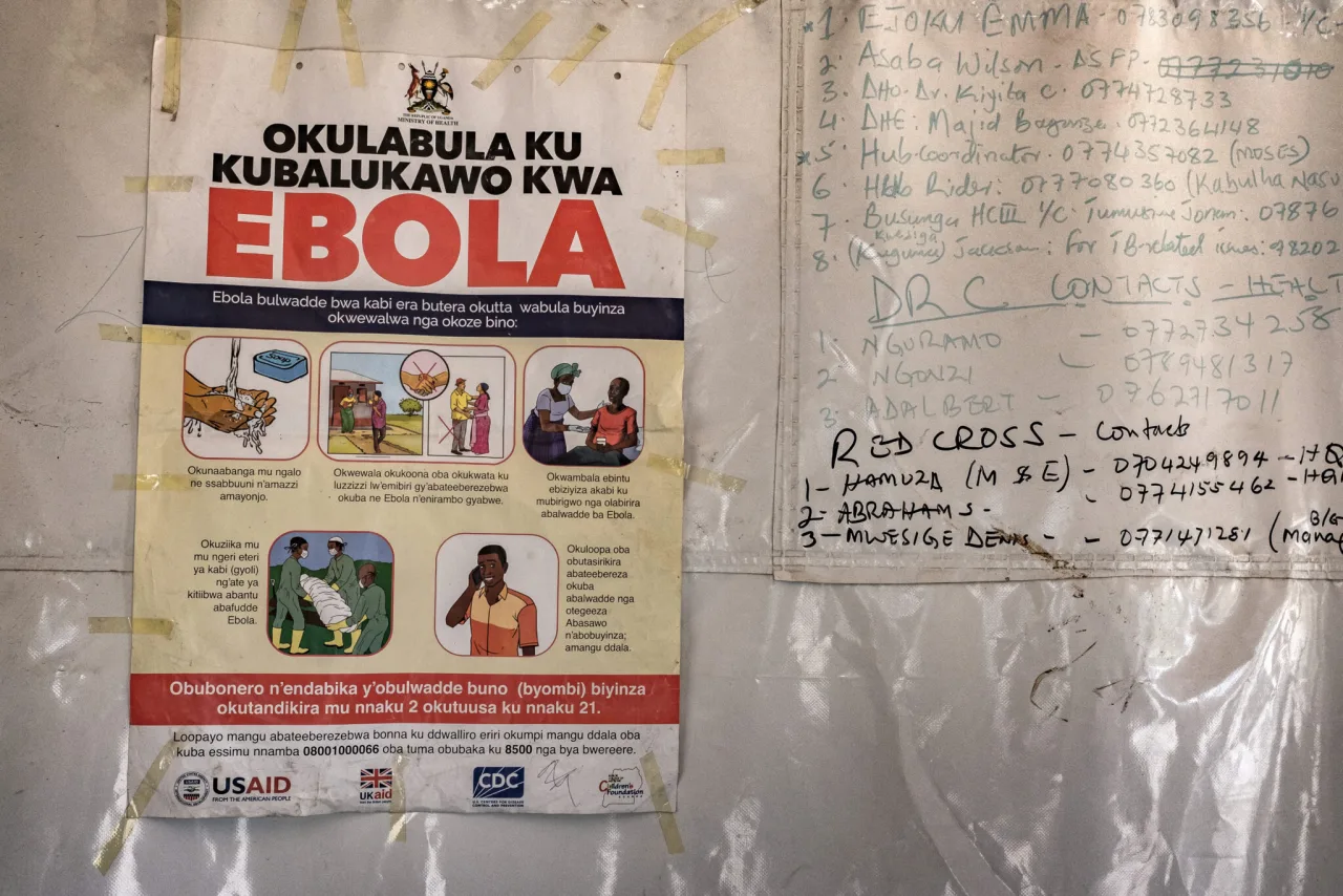 Profissionais de saúde com equipamentos de proteção individual manuseando suprimentos médicos em um centro de triagem