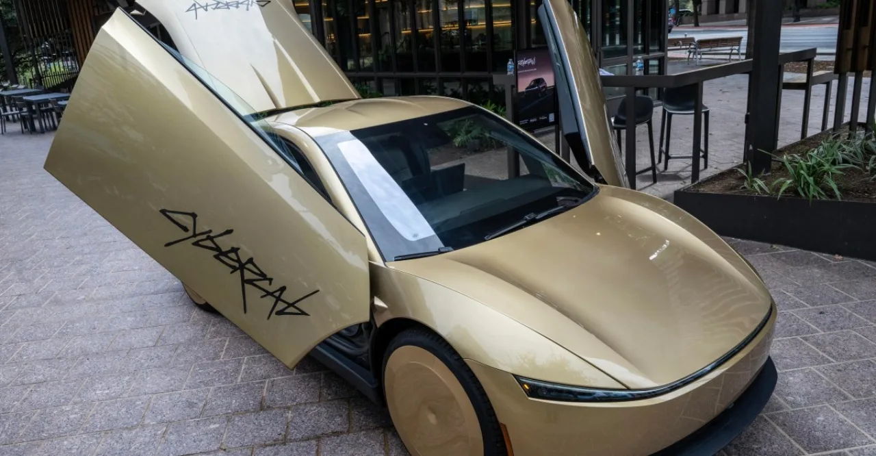 Jovem em roupa esportiva faz alongamento ao lado do Tesla Cybercab estacionado, com smartwatch exibindo batimentos