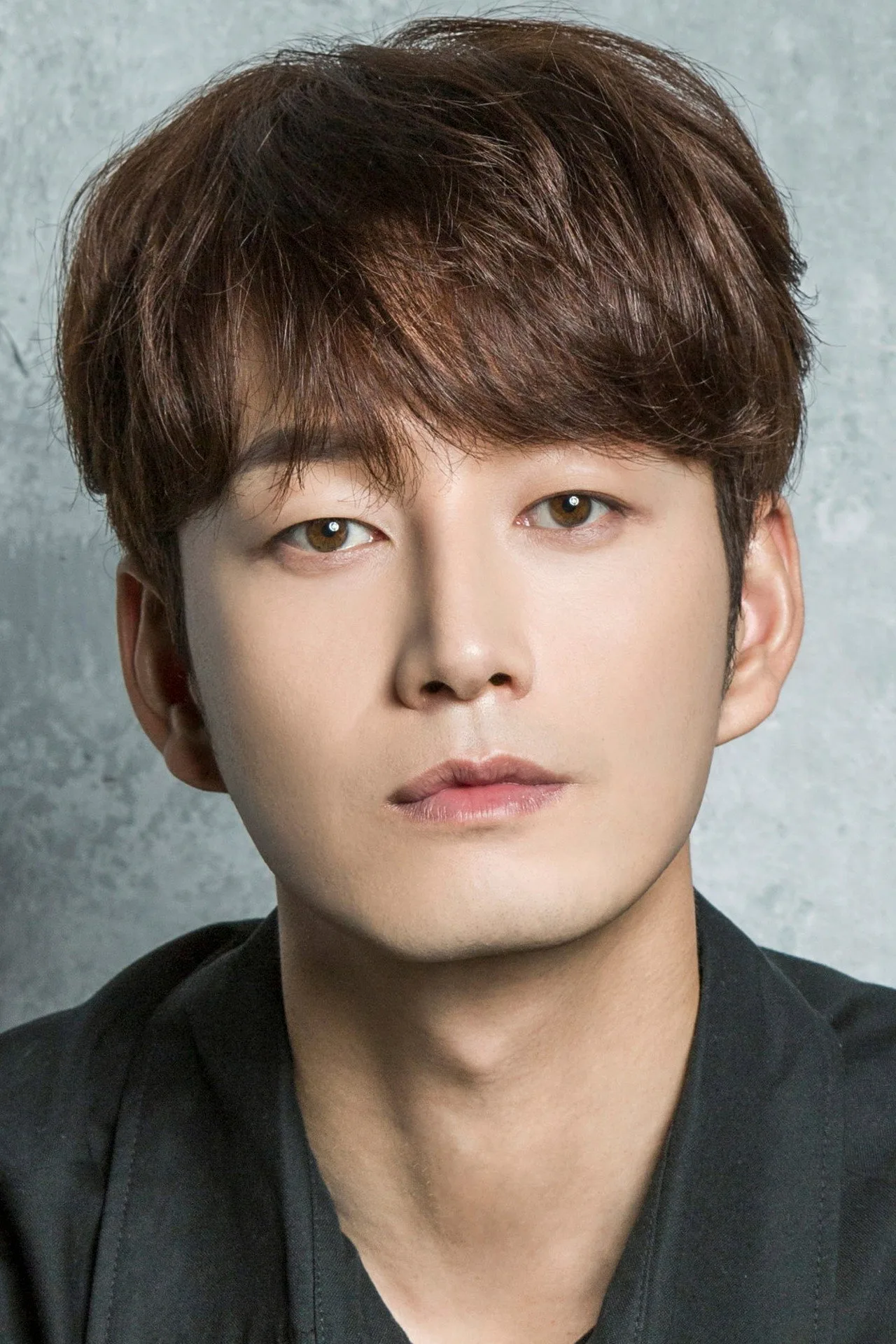 Lee Hyun Wook e Jang Hyuk levantam halteres ao lado de tigelas de kimchi, usando roupas esportivas