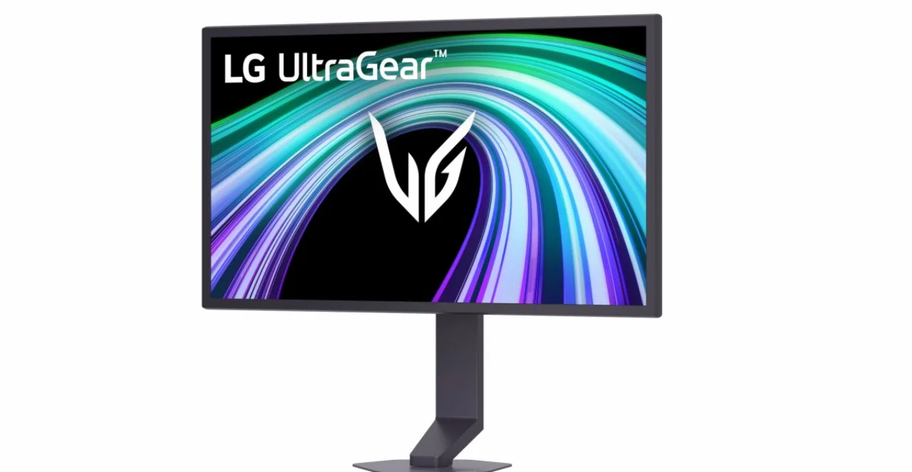 Monitor gamer de alta performance exibindo jogo de corrida em tela vibrante sobre mesa com teclado mecânico iluminado