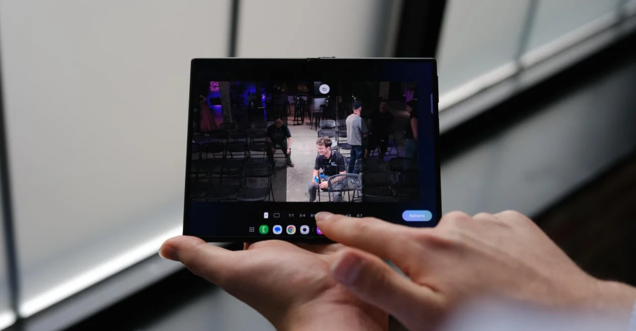 Dois smartphones dobráveis (Galaxy Z Fold 8 aberto e Galaxy Z Flip 8 fechado) exibindo telas vibrantes ao lado de um smartwatch e fones de ouvido