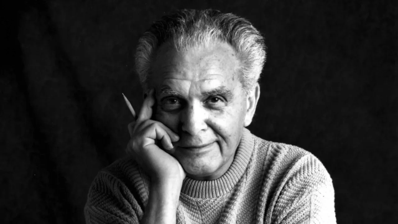 Homem fazendo barra fixa ao lado de uma placa comemorativa de Jack Kirby e uma estátua do Thing