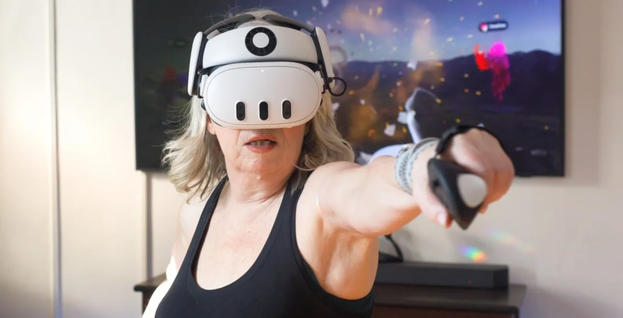 Treinador virtual do Supernatural aparece em cenário de montanha, enquanto usuário usa headset Meta Quest