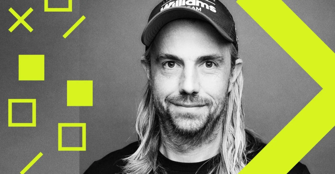 Mike Cannon‑Brookes em entrevista, ao fundo o logo da Atlassian e ícones de IA flutuando