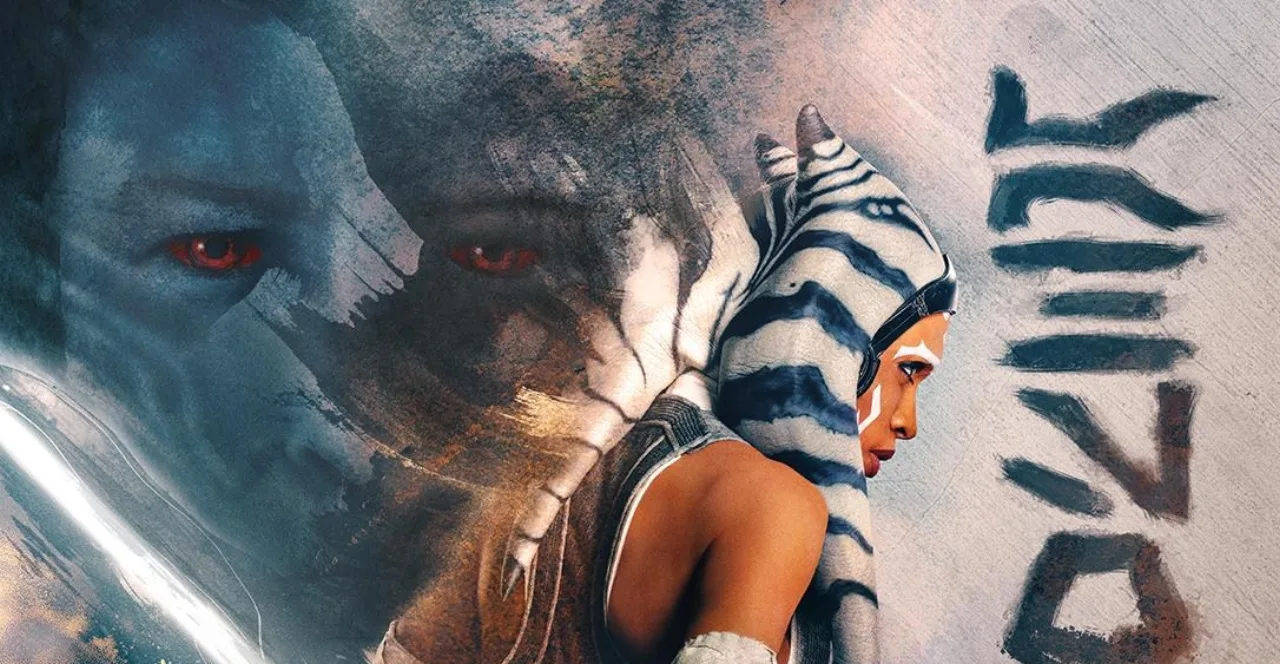 Um praticante de yoga em pose de equilíbrio, vestindo camiseta temática de Ahsoka, ao lado de um kettlebell azul