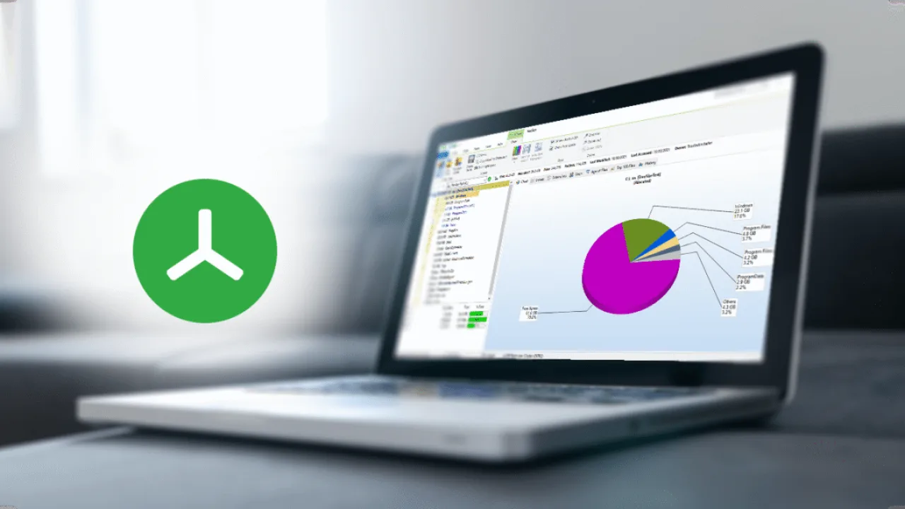 Um profissional de TI sentado à mesa, analisando gráficos no laptop enquanto segura um haltere ao lado