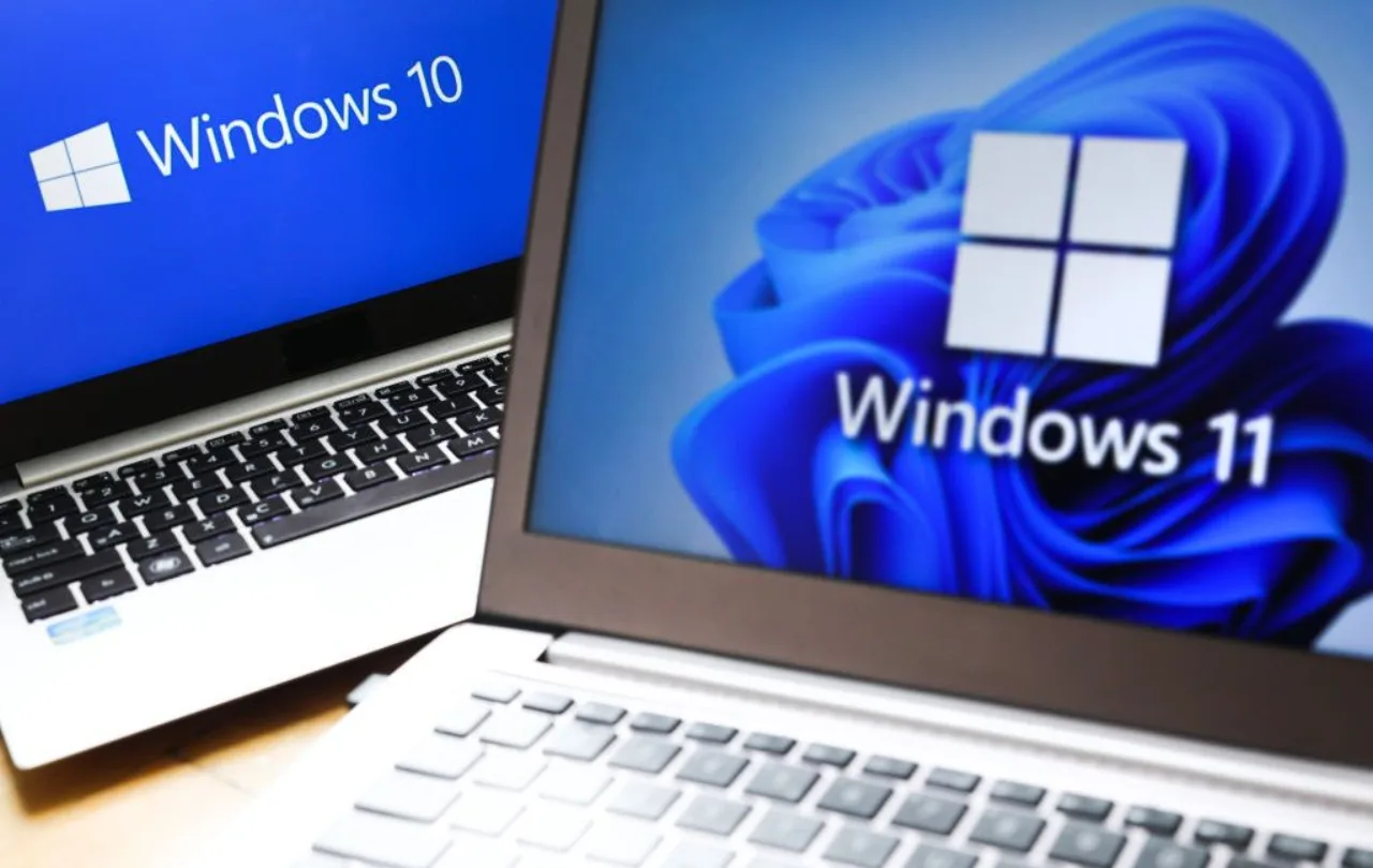 Jovem em roupa esportiva corre na esteira enquanto consulta o painel de atualizações do Windows 10 no notebook