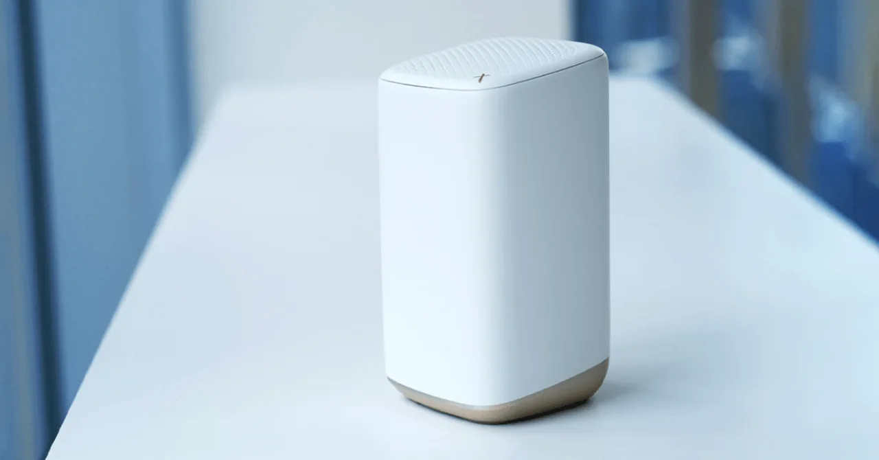 Jovem correndo ao ar livre segurando um roteador Xfinity na mochila, com smartphone conectado ao Wi‑Fi