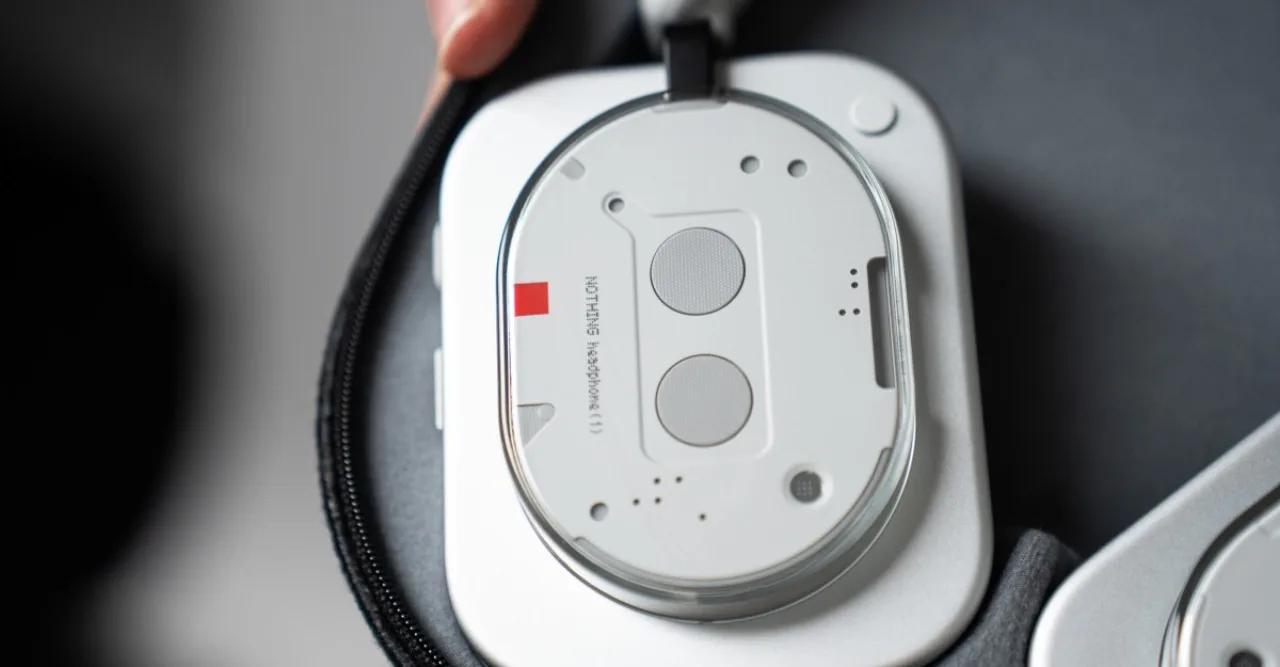 Vários headphones e earbuds sobre fundo azul com selo Prime Day e etiquetas de desconto