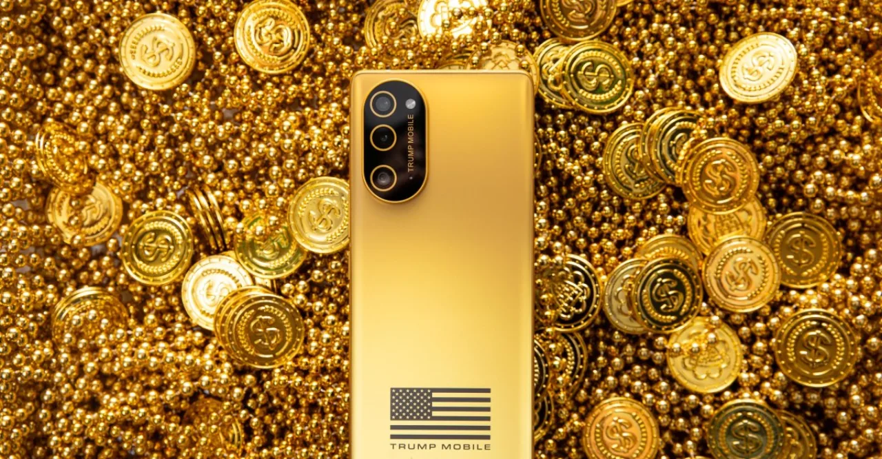 Trump Phone T1 ao lado de pilha de moedas de ouro, destacando o novo preço de US$ 749
