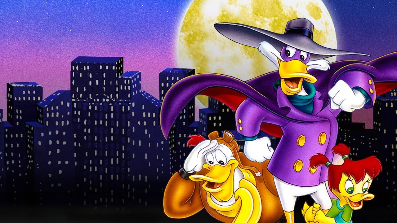 Jovem em roupa de super‑herói corre na esteira enquanto assiste ao reboot de Darkwing Duck no tablet
