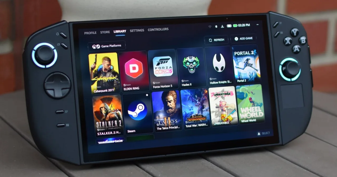 Handheld com tela exibindo logo AMD Radeon e selo FSR 4 ao lado de um Steam Deck com adesivo da Valve