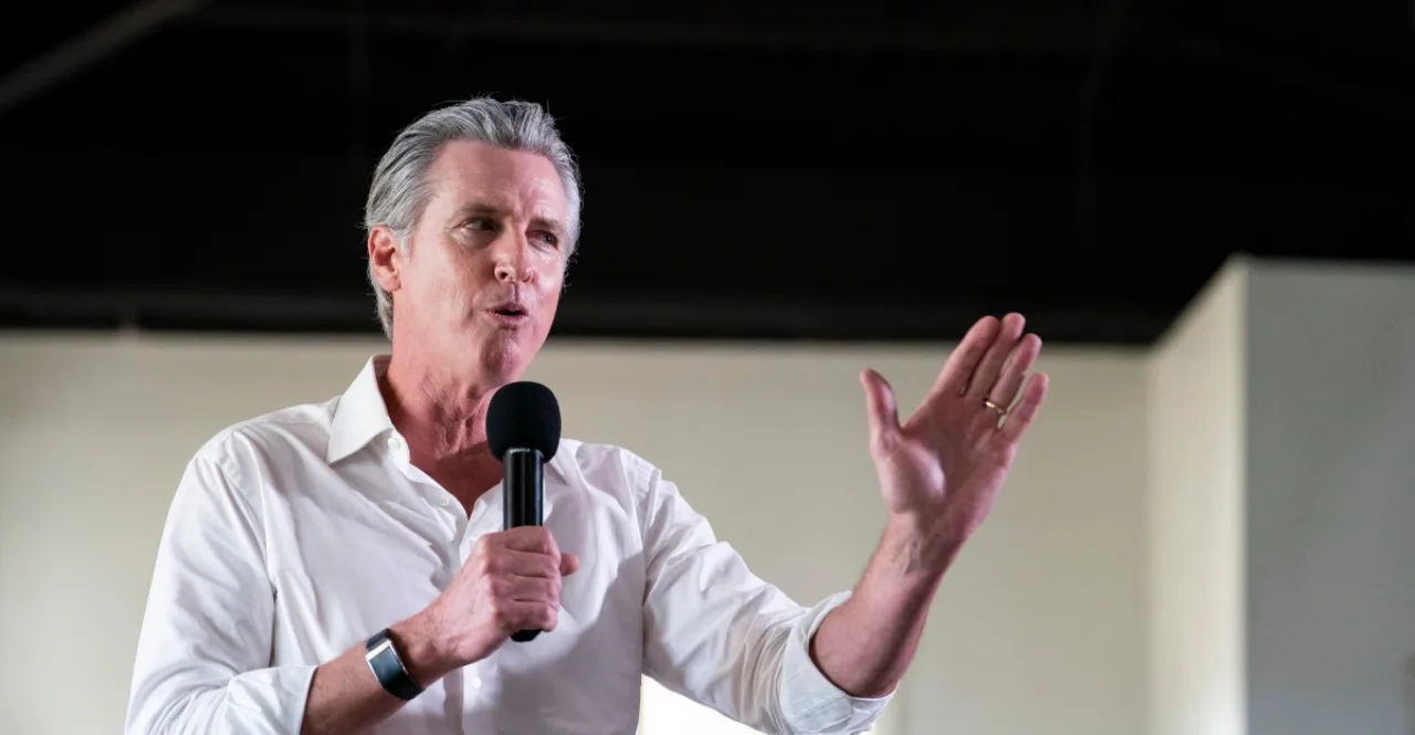 Gavin Newsom assina decreto com fundo de rede neural e botão vermelho "kill switch" destacado