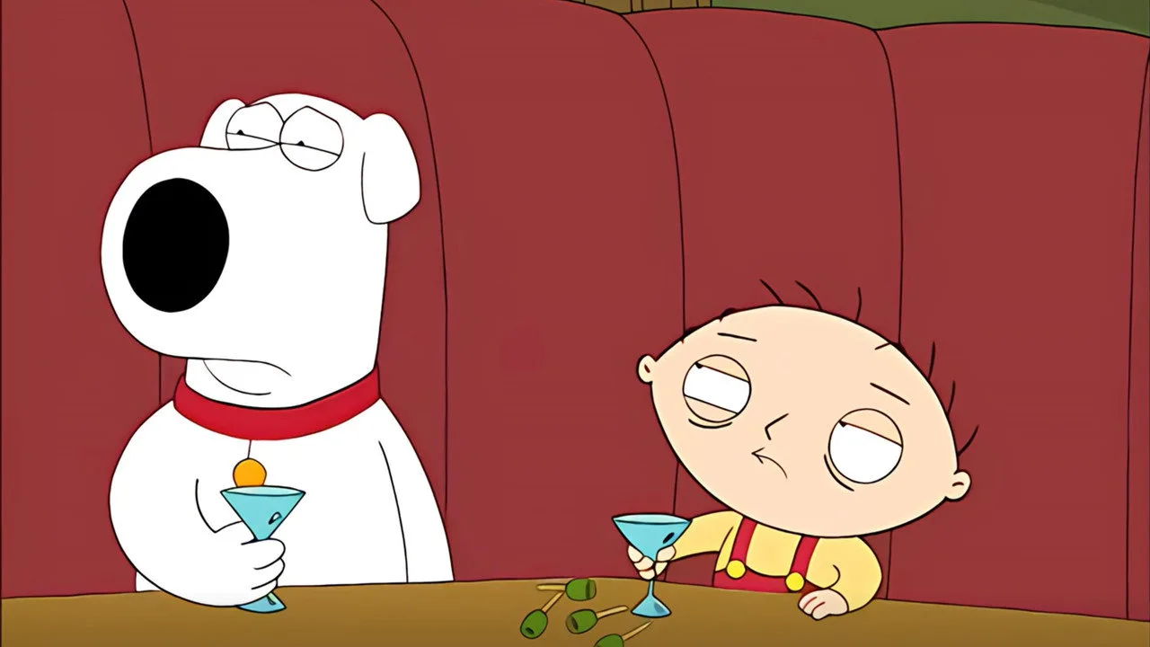 Stewie Griffin em miniatura sentado num tapete de yoga, segurando um haltere rosa ao lado de um copo de whey