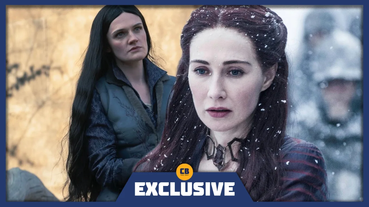 Gayle Rankin vestindo roupa de ginástica, segurando garrafa d’água ao lado de halteres