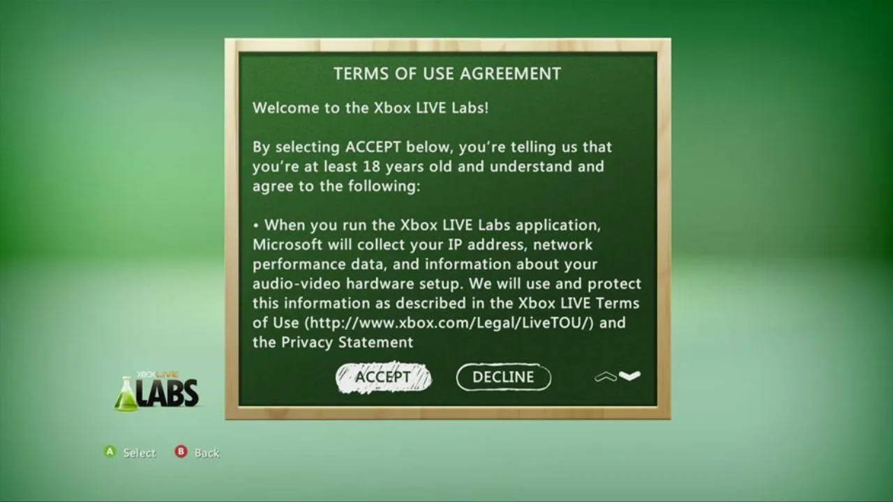 Jovem sentado no sofá, segurando um controle Xbox, faz agachamento com halteres enquanto a tela exibe erro de login