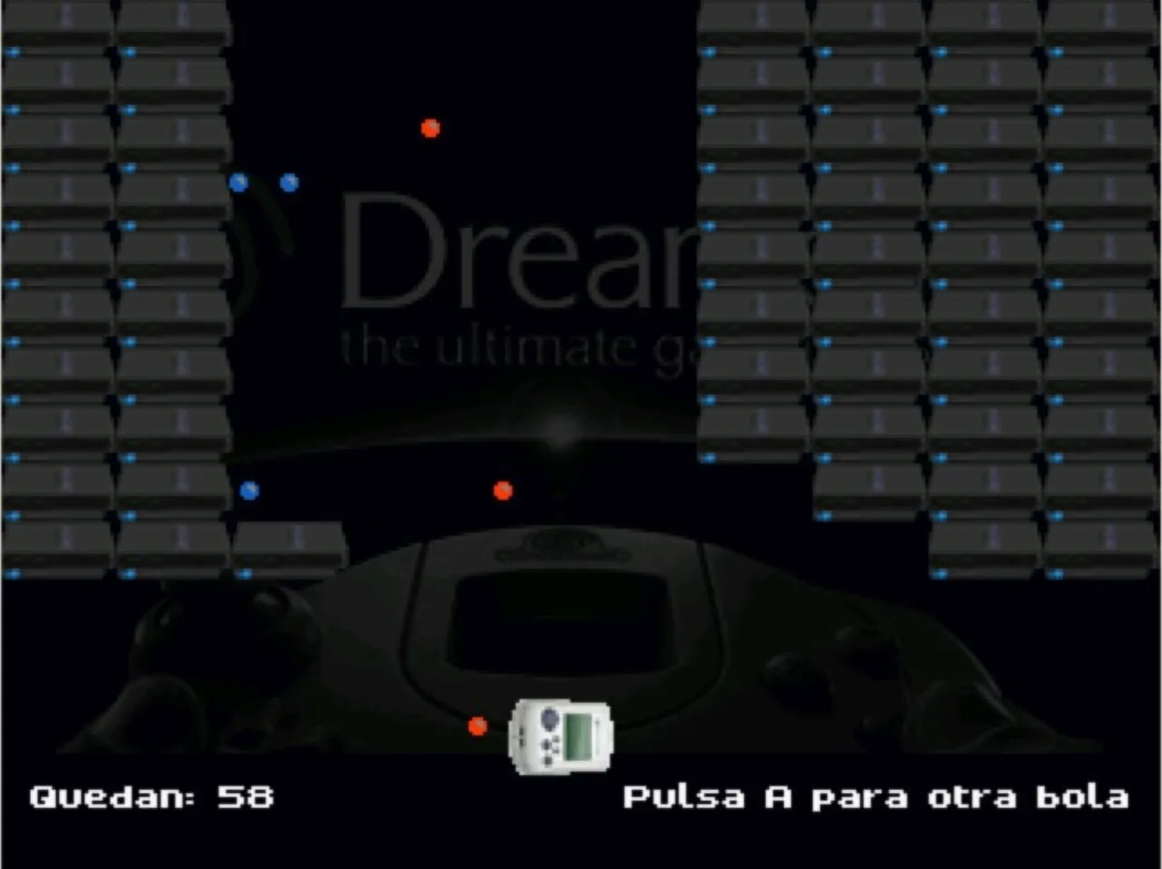 Jovem em roupa de treino faz flexões enquanto segura o controle da Dreamcast, ao lado de um copo de água e um prato de frutas