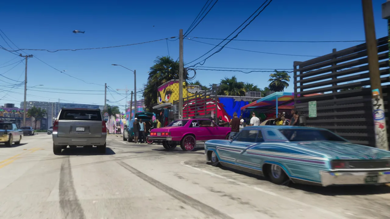 Jogador no sofá segurando controle, ao lado halteres, garrafa de água e snack de frutas, olhando tela de GTA 6