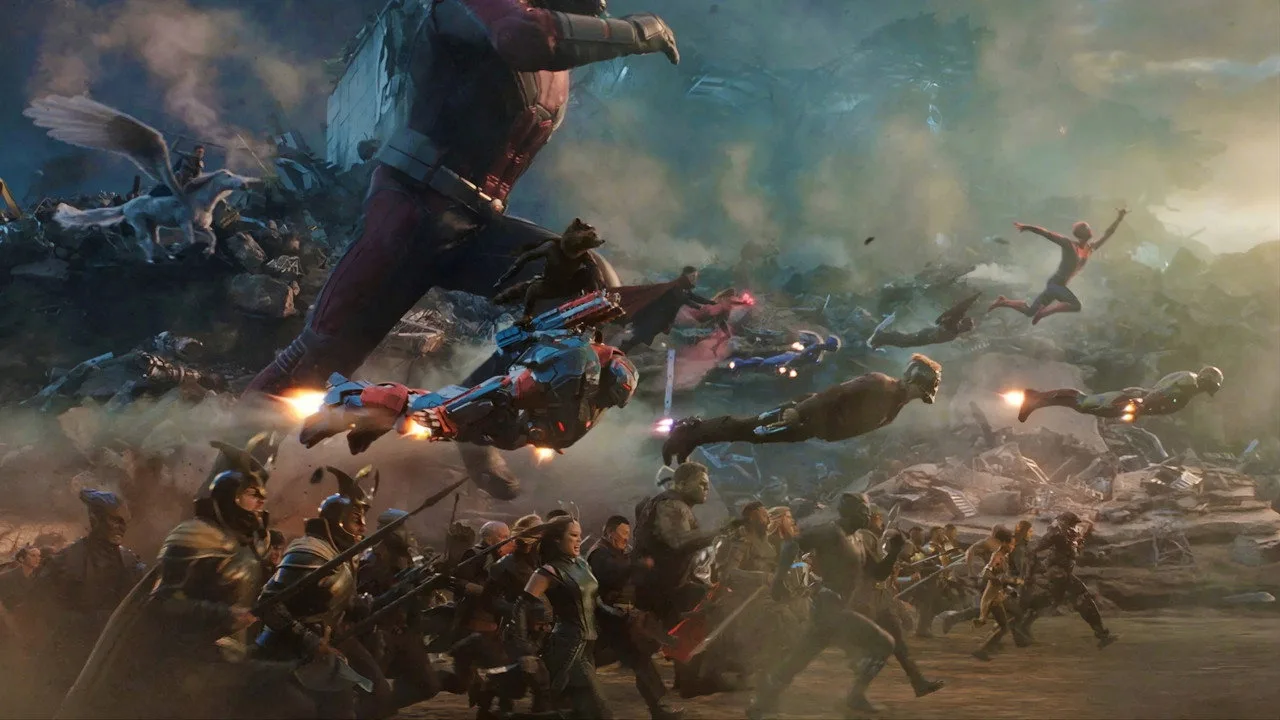 Jovem levanta halteres vermelhos enquanto assiste à cena super‑colorida de Endgame em tela grande