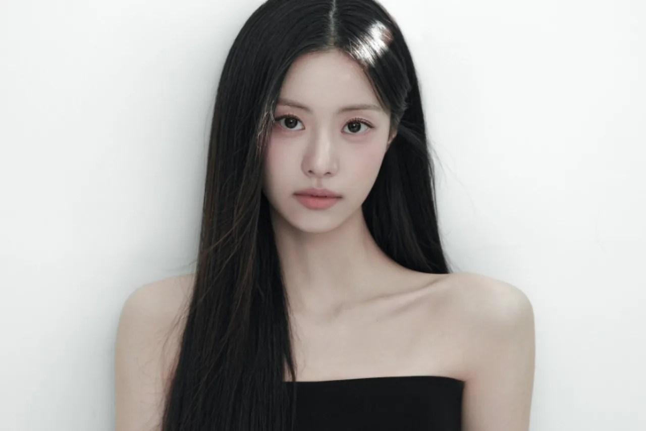 Kim Garam aparece em close‑up, com cabelo solto, maquiagem leve e fundo neutro, transmitindo elegância para sua estreia