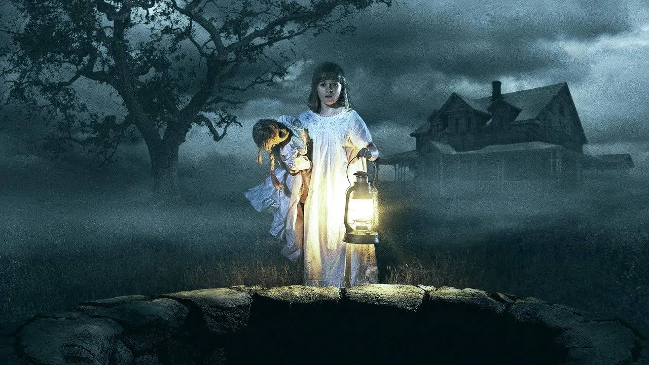 Mulher em roupa de academia segurando halteres, assistindo a cena assustadora de Annabelle na TV